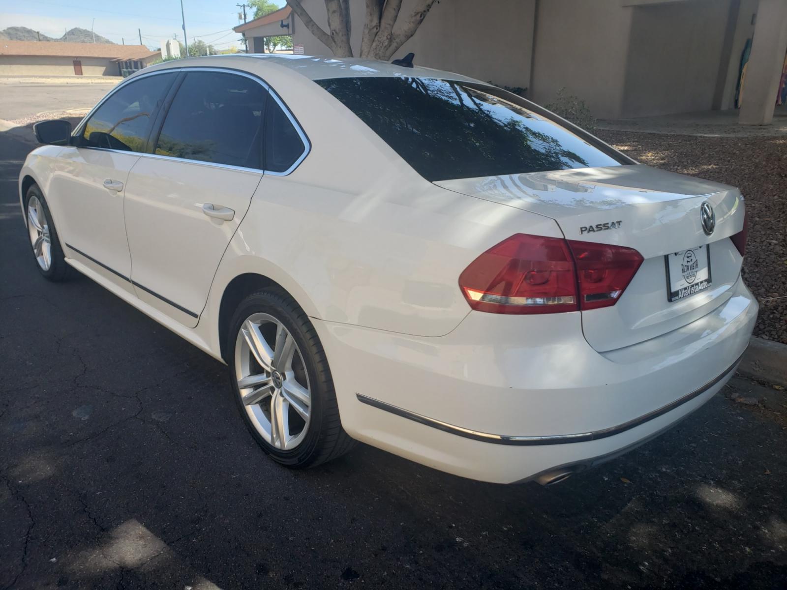 2013 WHITE /gray and black Volkswagen Passat tdi highline (1VWCN7A31DC) with an 2.0L L4 DOHC 16V engine, 6-Speed Automatic transmission, located at 323 E Dunlap Ave., Phoenix, AZ, 85020, (602) 331-9000, 33.567677, -112.069000 - 2013 Volkswagen Passat TDI SEL Premium,...... EXCELLENT condition, A Real Must See!!.... No accidents, Ice cold ac front and rear, Stereo/CD Player, Satellite compatible, Bluetooth, Phone sync, Backup camera, Navigation, Clean Black and Gray interior with Black Leather seats in near perfect conditio - Photo #5